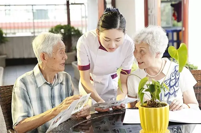 卧床的老人怎么护理（卧床老人怎么护理口腔）